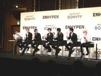 　トークを楽しむＥＮＨＹＰＥＮの（左から）ＪＵＮＧＷＯＮ、ＨＥＥＳＥＵＮＧ、ＪＡＹ、ＪＡＫＥ、ＳＵＮＧＨＯＯＮ、ＳＵＮＯＯ、ＮＩ－ＫＩ