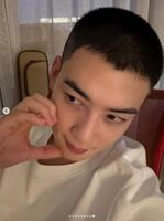 ＡＳＴＲＯ・チャウヌの公式インスタグラム＠ｅｕｎｗｏ．ｏ＿ｃより　剃髪姿を披露したチャウヌ