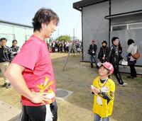 かわいい！大好きな阪神の選手にあいさつをする子役時代の加藤清史郎＝２０１１年撮影