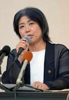 　記者会見する静岡県伊東市の田久保真紀市長