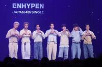 　ショーケースに登場したＥＮＨＹＰＥＮの（左から）ＮＩ－ＫＩ、ＨＥＥＳＥＵＮＧ、ＪＡＫＥ、ＳＵＮＧＨＯＯＮ、ＪＵＮＧＷＯＮ、ＳＵＮＯＯ、ＪＡＹ（撮影・石井剣太郎）