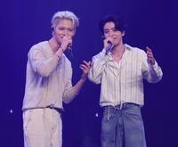 　ショーケースに登場したＥＮＨＹＰＥＮのＮＩ－ＫＩ（左）とＪＡＫＥ（撮影・石井剣太郎）