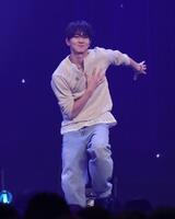 　ダンスを披露するＥＮＨＹＰＥＮ・ＪＵＮＧＷＯＮ（撮影・石井剣太郎）