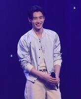 　ショーケースに登場したＥＮＨＹＰＥＮのＳＵＮＧＨＯＯＮ（撮影・石井剣太郎）