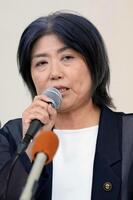 　記者会見する静岡県伊東市の田久保真紀市長