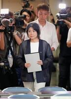 　記者会見に臨む静岡県伊東市の田久保真紀市長