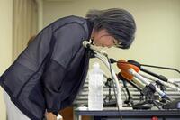 　記者会見の冒頭、一連の騒動について謝罪する静岡県伊東市の田久保真紀市長