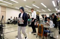 　記者会見に臨む静岡県伊東市の田久保真紀市長（左）