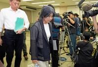 　記者会見を終え、引き揚げる静岡県伊東市の田久保真紀市長