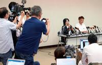 　記者会見する静岡県伊東市の田久保真紀市長（奥左）