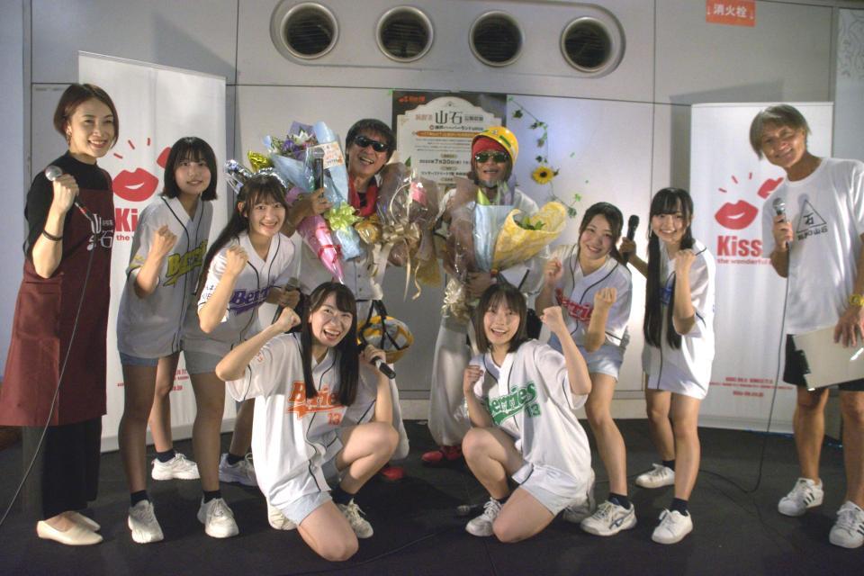 　ＫＯＢｅｒｒｉｅＳ♪らとともにデビューパフォーマンスを終えたＴあんどＴのＴｏｓｈｉ君（中央左）とＴｏｊｉ君（同右）