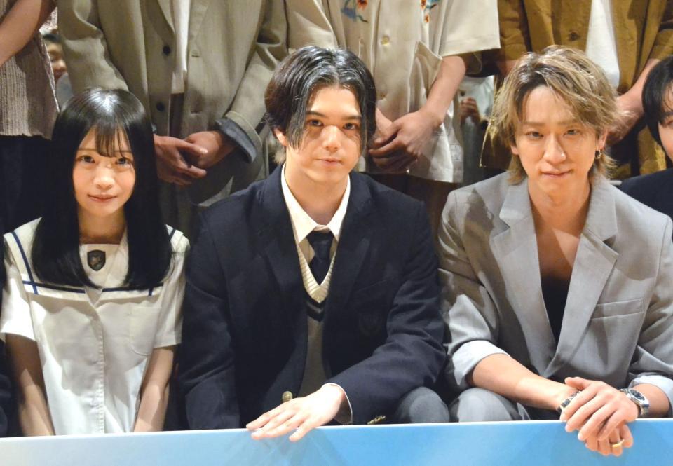 　映画「アオショー！」の完成披露試写会に登場した（左から）山川ひろみ、ＲＡＮ、小山慶一郎