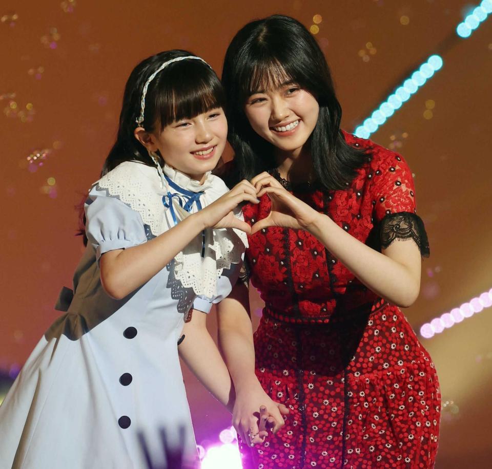 　ハートを作る原菜乃華（右）とマイカ　ピュ