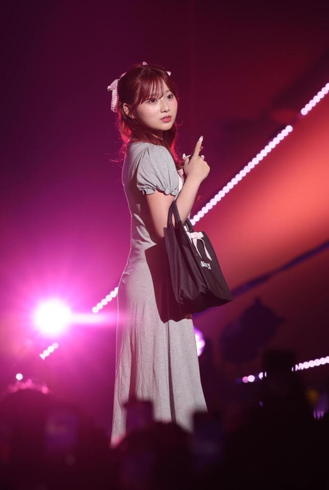 　ポーズを決める希空（撮影・佐々木彰尚）