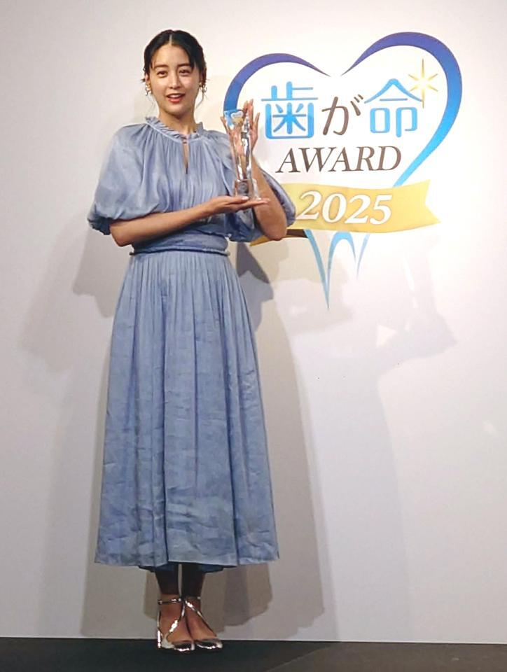 　トロフィーを手に笑顔の山本美月