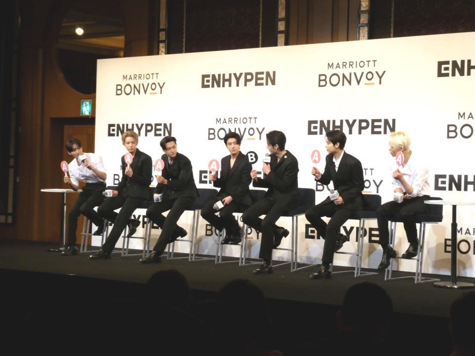 　トークを楽しむＥＮＨＹＰＥＮの（左から）ＪＵＮＧＷＯＮ、ＨＥＥＳＥＵＮＧ、ＪＡＹ、ＪＡＫＥ、ＳＵＮＧＨＯＯＮ、ＳＵＮＯＯ、ＮＩ－ＫＩ