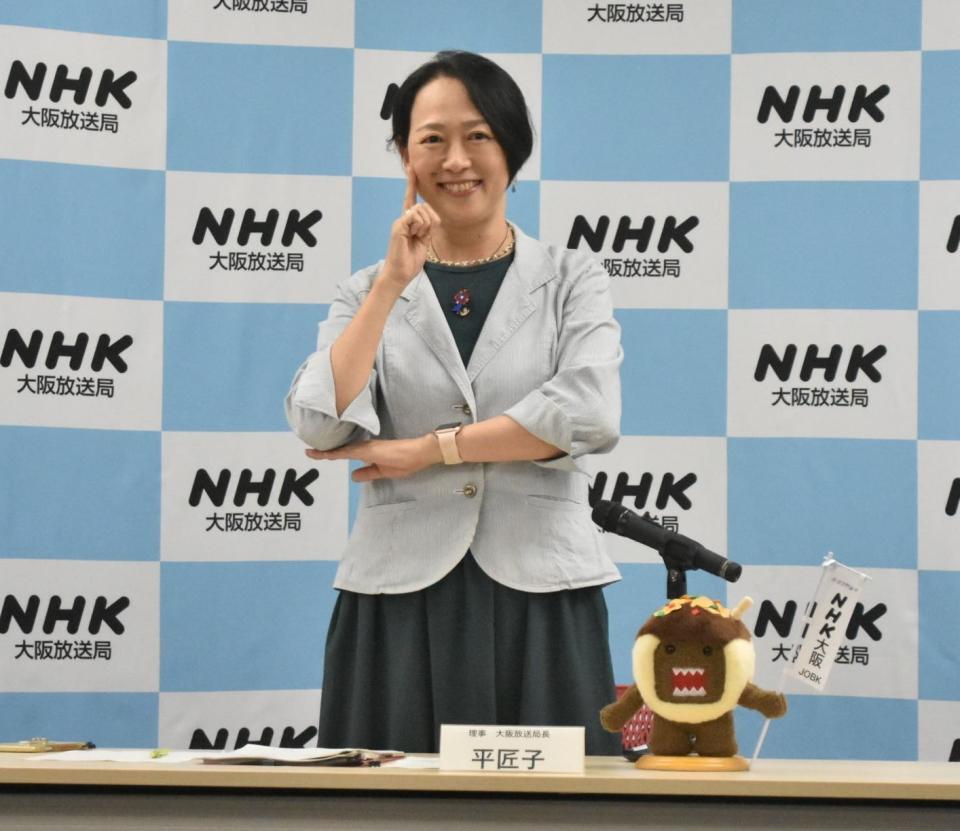 　１０月から始まる「ＮＨＫ　ＯＮＥ」のポーズを取る平匠子ＮＨＫ大阪局長