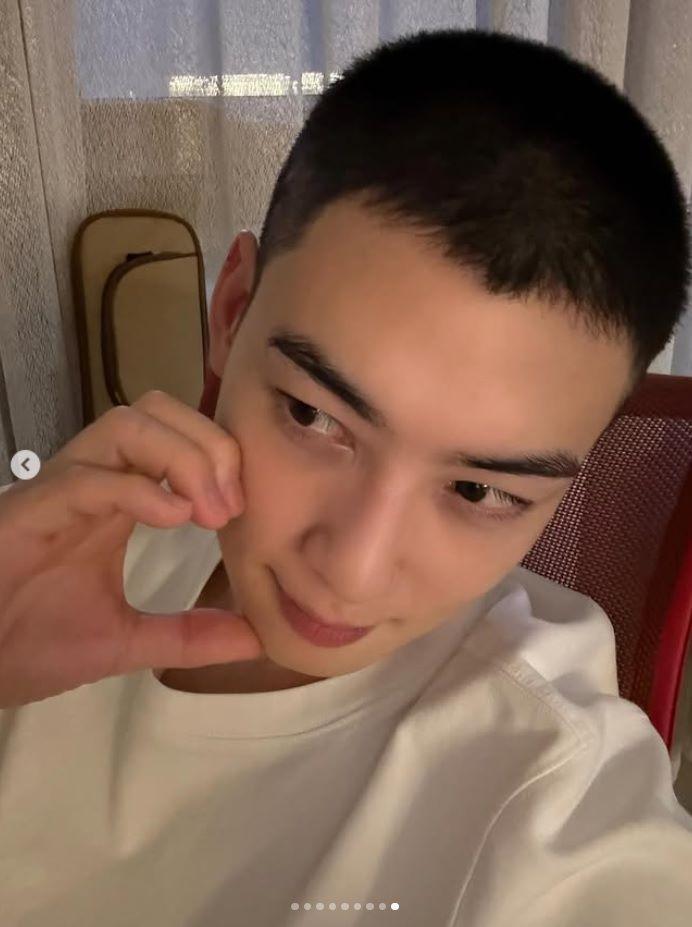 ＡＳＴＲＯ・チャウヌの公式インスタグラム＠ｅｕｎｗｏ．ｏ＿ｃより　剃髪姿を披露したチャウヌ