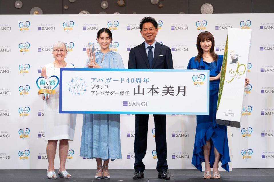 　フォトセッションに応じる（左から）ロズリン　ヘイマン氏、山本美月、東幹久、高岡早紀