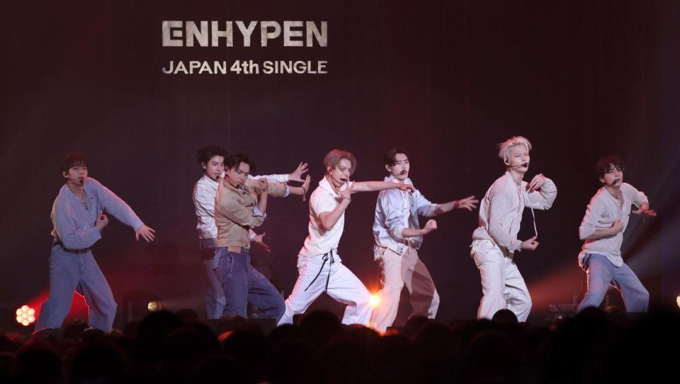　ショーケースに登場したＥＮＨＹＰＥＮ（撮影・石井剣太郎）
