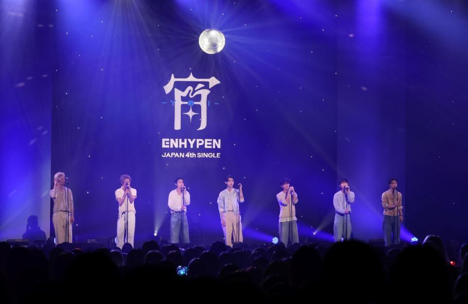 　ショーケースに登場したＥＮＨＹＰＥＮ（撮影・石井剣太郎）