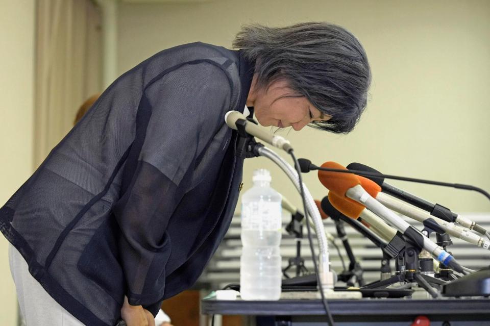 　記者会見の冒頭、一連の騒動について謝罪する静岡県伊東市の田久保真紀市長