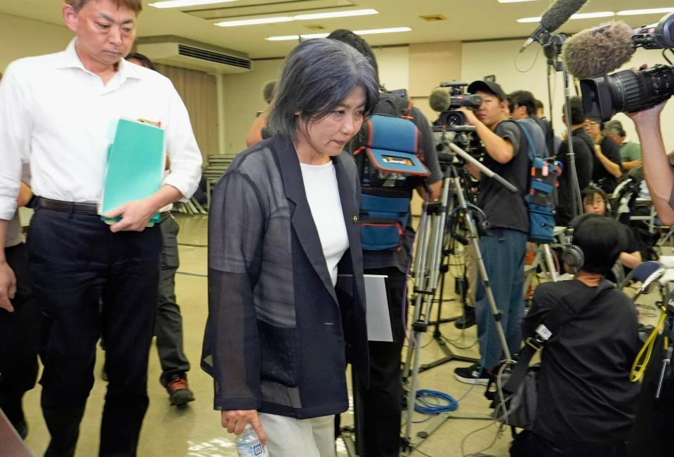 　記者会見を終え、引き揚げる静岡県伊東市の田久保真紀市長