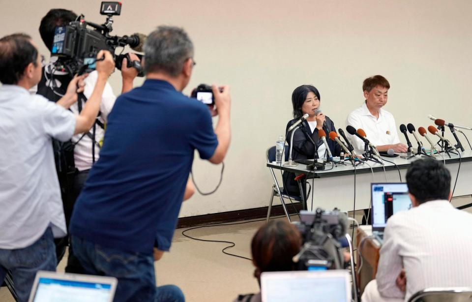 　記者会見する静岡県伊東市の田久保真紀市長（奥左）