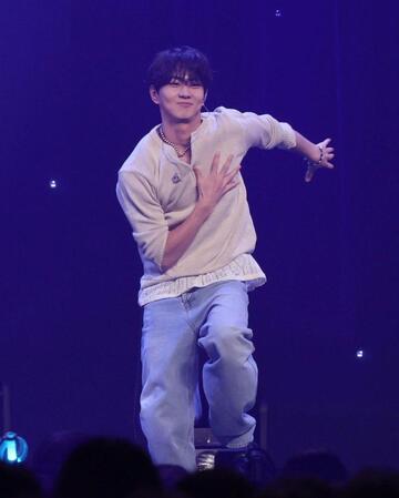 　ダンスを披露するＥＮＨＹＰＥＮ・ＪＵＮＧＷＯＮ（撮影・石井剣太郎）