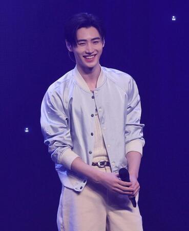 　ショーケースに登場したＥＮＨＹＰＥＮのＳＵＮＧＨＯＯＮ（撮影・石井剣太郎）