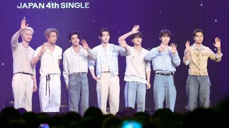 　手を振るＥＮＨＹＰＥＮ（撮影・石井剣太郎）