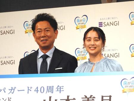 　白い歯を見せる東幹久（左）と山本美月