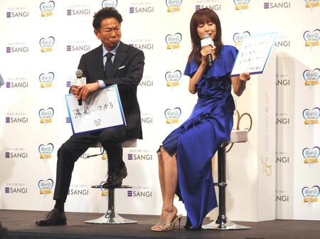 　軽快なトークを繰り広げる東幹久（左）と高岡早紀