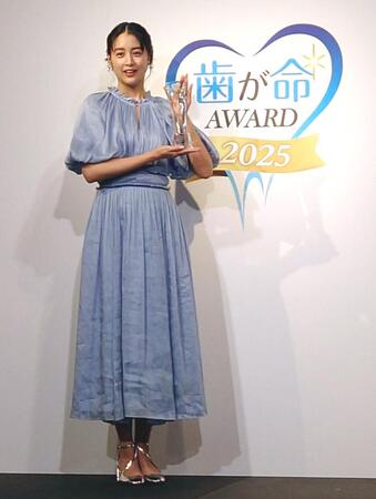 　トロフィーを手に笑顔の山本美月