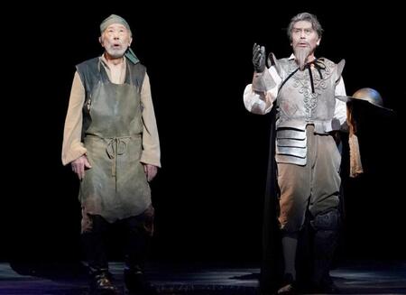 　「ラ・マンチャの男」で松本白鸚（右）と共演する上條恒彦さん＝２０２２年（東宝演劇部提供）