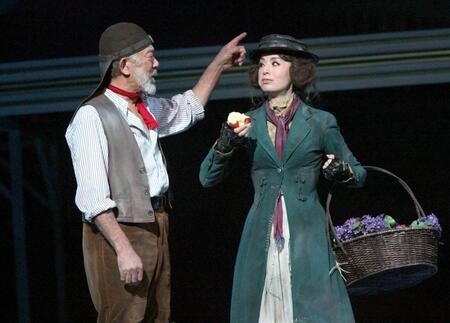 　「マイ・フェア・レディ」で大地真央（右）の父親役を演じる上條恒彦さん＝２０１０年（東宝演劇部提供）