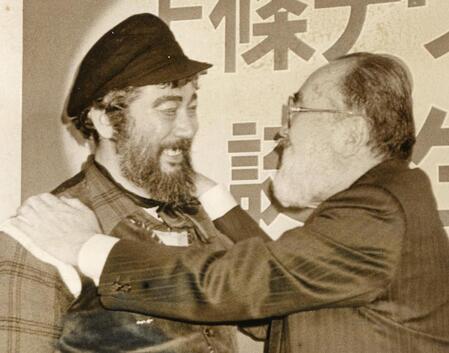 　上條恒彦さん（左）と森繁久彌さん＝撮影年月日不明