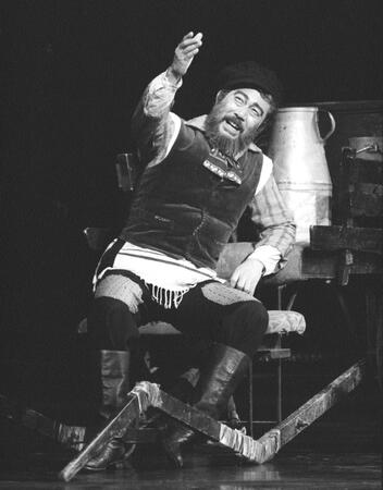 　「屋根の上のヴァイオリン弾き」で熱演する上條恒彦さん＝１９８６年（東宝演劇部提供）