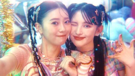 　「超ときめき♡ツイン部」を結成した坂井仁香（左）と菅田愛貴