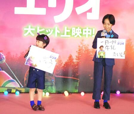 　「星つなぎのエリオ」の初日舞台あいさつでフリップトークを行う佐藤大空（左）と川原瑛都