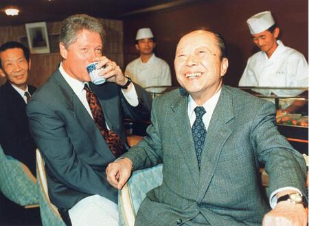 　１９９３年７月の東京サミットで、クリントン米大統領（左）とすし店で談笑する宮沢喜一首相