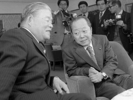 　１９７５年１月９日、大平正芳蔵相（左）と復活折衝する宮沢喜一外相。下旬に米軍住宅問題で米側と会談、日本側負担について外相当時の大平氏の見解は誤りと述べた