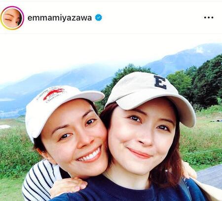　姉妹で。宮澤エマのインスタグラム＠ｅｍｍａｍｉｙａｚａｗａ（１９年１０月７日付）より
