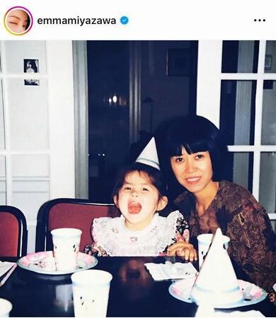 　幼少期。宮澤エマのインスタグラム＠ｅｍｍａｍｉｙａｚａｗａ（１９年１１月２４日付）より