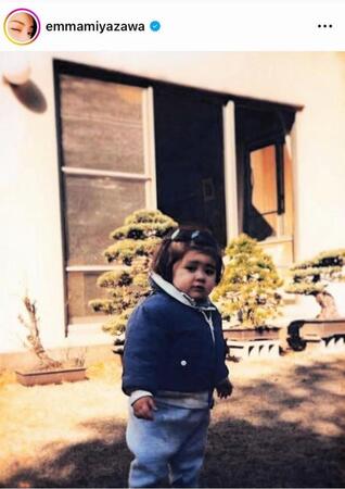 　幼少期。宮澤エマのインスタグラム＠ｅｍｍａｍｉｙａｚａｗａ（２１年１月１日付）より