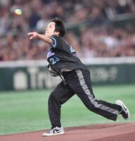 　始球式を務める二宮和也（撮影・開出牧）