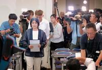 　記者会見に臨む静岡県伊東市の田久保真紀市長（左）