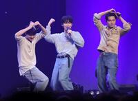 　ショーケースに登場したＥＮＨＹＰＥＮの（左から）ＪＵＮＧＷＯＮ、ＳＵＮＯＯ、ＪＡＹ（撮影・石井剣太郎）