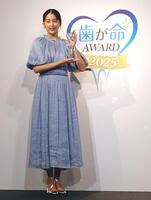 　トロフィーを手に笑顔の山本美月