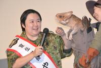 　赤ちゃん恐竜と戯れるやす子